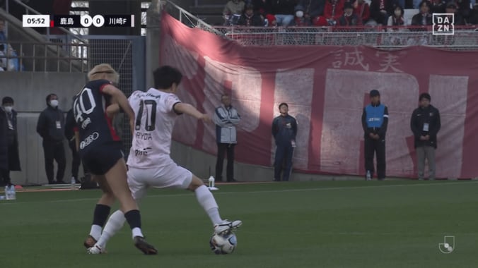 「マジで別格だ」大島僚太が鈴木優磨を吹っ飛ばす！「本当に怪我明け？」超強靭＆華麗な“キング・ターン”にファン騒然「お金の取れる選手」 3枚目