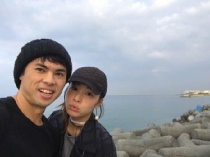 小島よしお、美人妻と沖縄旅行「御先祖様に結婚の報告してきました」 1枚目