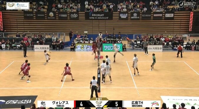 “胸レシーブ”で決めた バレーボール、強烈スパイクで珍しい光景 本人も驚き 2枚目