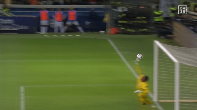 「奇跡だ！」鈴木彩艶の“指先スーパーセーブ”を現地メディア大称賛「本能で止めた」「乗り越えられない壁」首位ナポリを唖然とさせた瞬間 5枚目