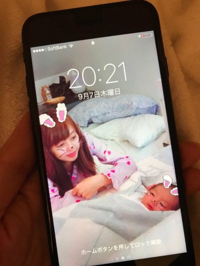川崎希、夫・アレクの携帯を久々にチェックし涙「私と赤ちゃん…」 2枚目
