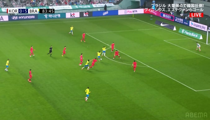 【写真・画像】韓国の至宝を吹っ飛ばす…ブラジル潰し屋、危険な“両足タックル”が「深すぎる」「鬼チャージ」大ブーイングでも不敵な笑み「これぞカゼミーロ」　1枚目