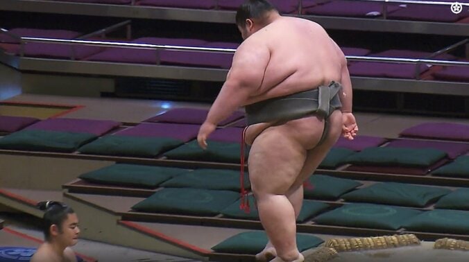 土俵を降りる際に飛び跳ねた錦丸