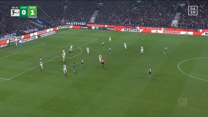 エグい軌道！日本代表DFがドンピシャ過ぎるクロスで同点ゴールをアシスト！「すごうま」「まじで美しい」超高精度クロスにSNS沸騰 4枚目