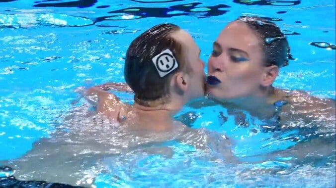 噓でしょ? 蹴られた男子は空中回転！女子が水中から高く“蹴上げる”大胆ペアアクロが衝撃的「瞬発力が非常に大きい」 2枚目