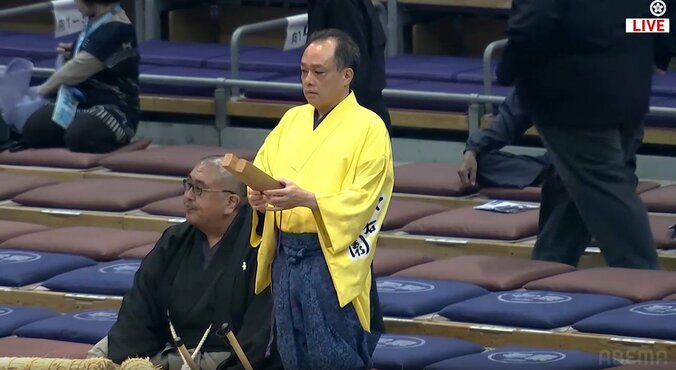 向正面に坊主頭の二子山親方