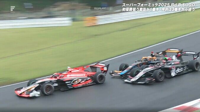 サーキット騒然！タイヤバリアに「刺さった」 雨で大荒れ…日本最速レースで「曲がらない」SC“再出動”招いた波乱の瞬間 2枚目