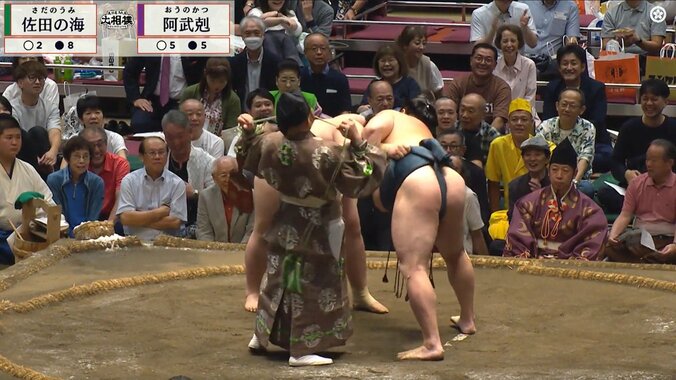 「これこそ珍事」大相撲、行司“ひやり”の緊急事態! 再開の8秒後に2度目の“まわし待った”で館内笑い「2度目は初めて見た」「取組に集中できない」 4枚目
