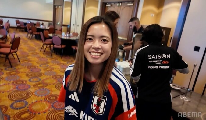 「無言ニコニコ」の長谷川唯