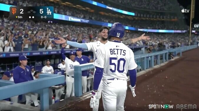 【写真・画像】絶対負けさせない！大谷＆ベッツ、衝撃アベック弾でカーショーも“笑顔” 最強MVPコンビが贈った「最高のプレゼント」に喜色満面　1枚目