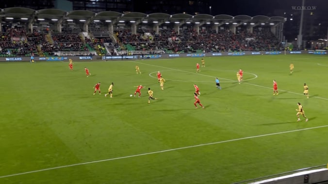 「天才だ」鎌田大地が“美しすぎるダイレクトパス”でプレアシスト！「まさにピンポイント」「格が違う」現地実況＆ファンが大絶賛 4枚目