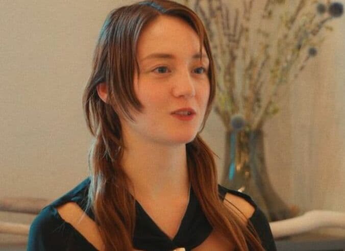 【写真・画像】「私たちは裸族」29歳モデル美女の家を兄が訪問…裸の彼氏と衝撃の初対面　1枚目