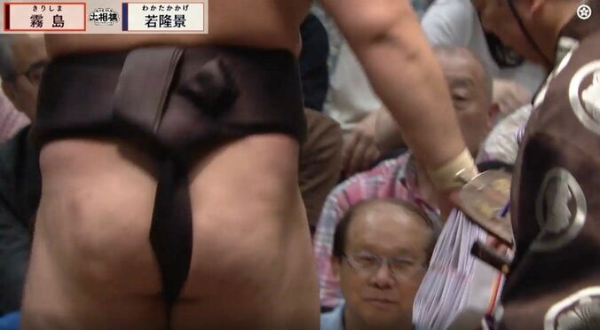 「今日最多49本の懸賞金は…」実況アナも思わず伝えた圧巻光景 霧島が手にした“分厚い束”にファン騒然「凄い量だな」 5枚目