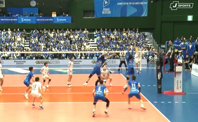 コートに突き刺さった鋭角スパイク