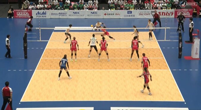 女子バレー、狩野舞子も驚いた本職リベロの超絶サーブ ピンチサーブで華麗な一打 5枚目