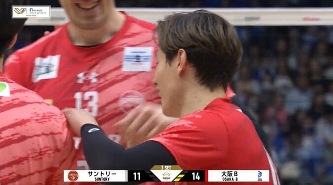 西田有志、髙橋藍を“吹っ飛ばす”強烈スパイク 頂上決戦の“極上のエース対決”を象徴する一コマにファン熱狂 5枚目