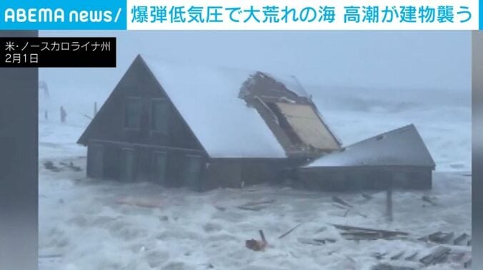 がれきが漂う様子