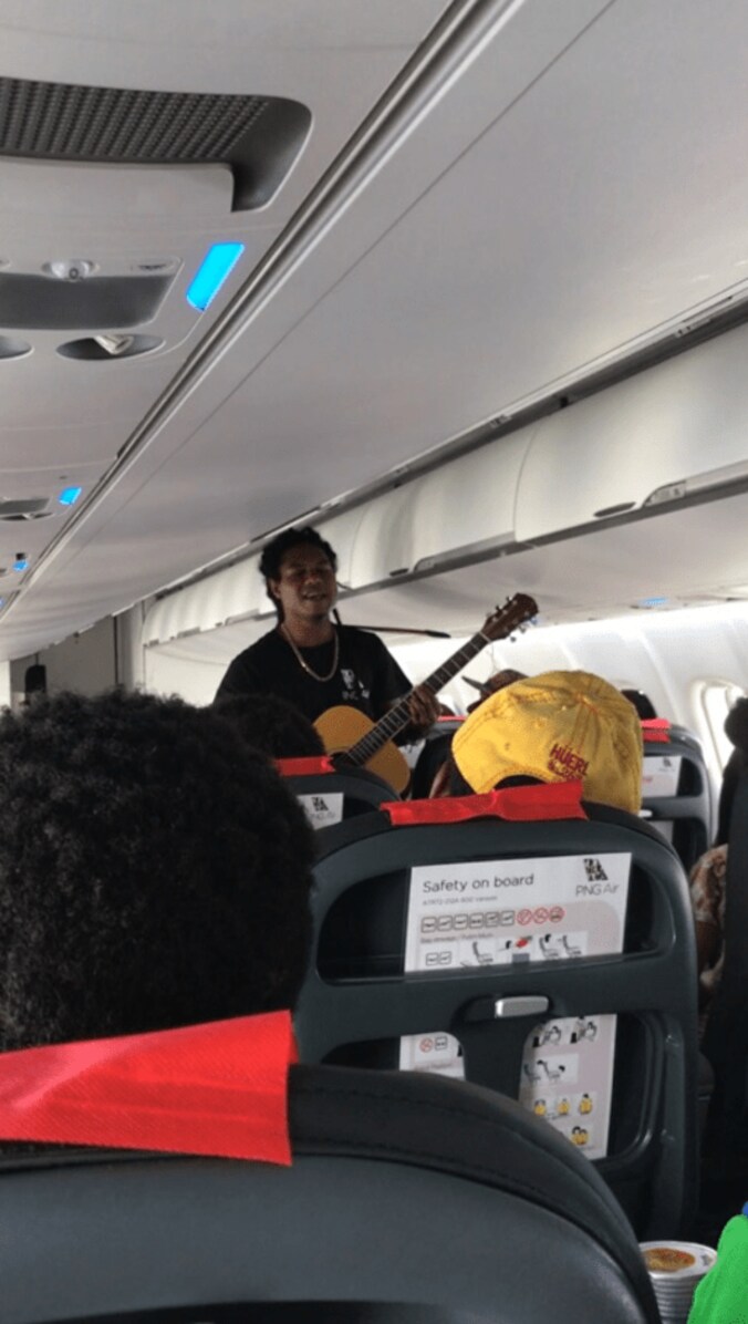 小島よしお　パプアニューギニアでの「機内サービス」に衝撃 2枚目