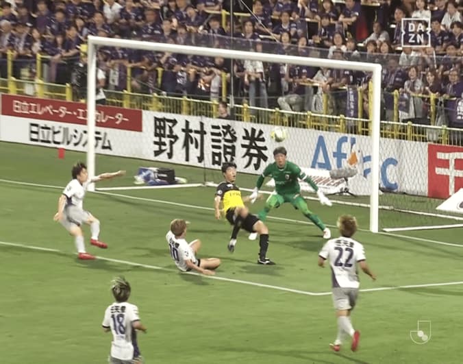 【写真・画像】「変態すぎる…」元日本代表MFの“衝撃テクニック”にSNS沸騰！「めっちゃ簡単に難しいプレーやるやん」「意味わからん」乾貴士が神トラップ→スルーパスの一部始終　1枚目