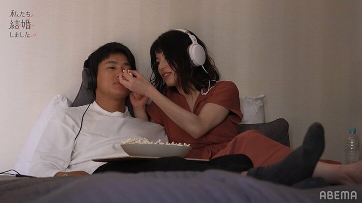 野村周平&さとうほなみ、映画を観ながらベッドでイチャイチャ！『私たち結婚しました』第8話