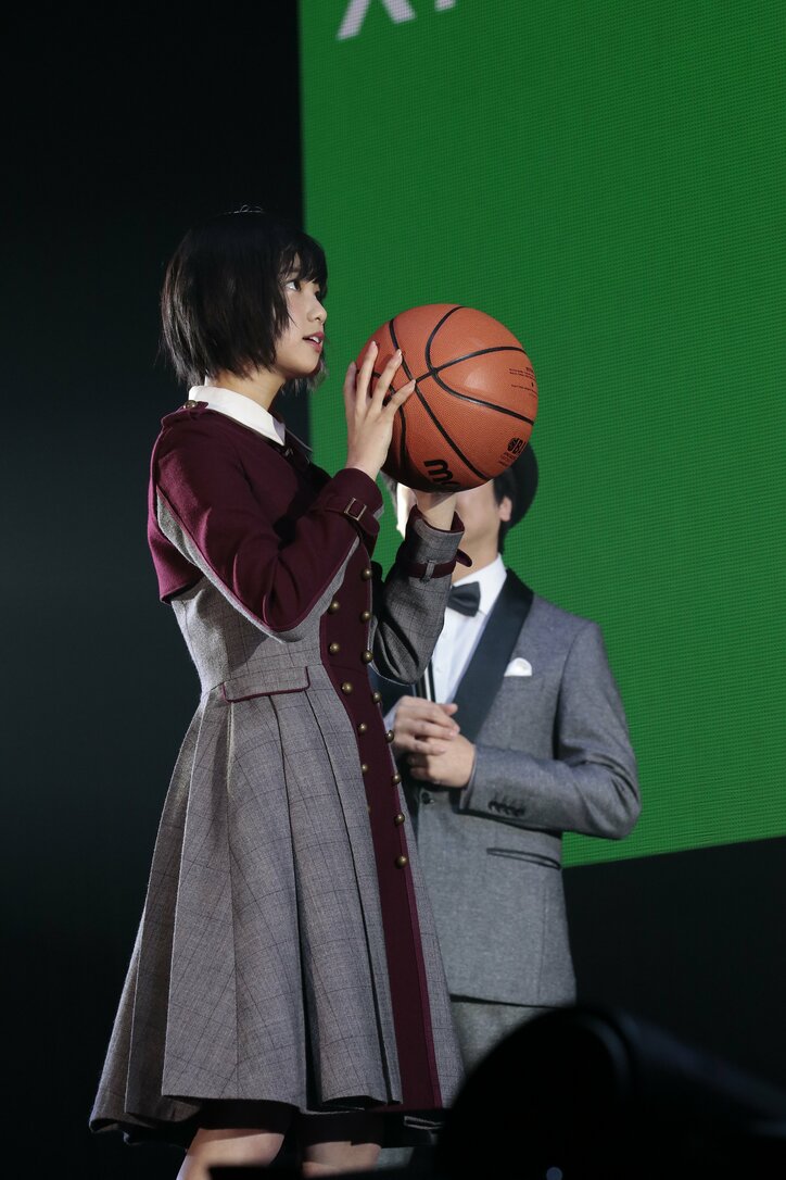 HKT宮脇咲良がセンターで『二人セゾン』を披露! “対決”では欅坂が勝利