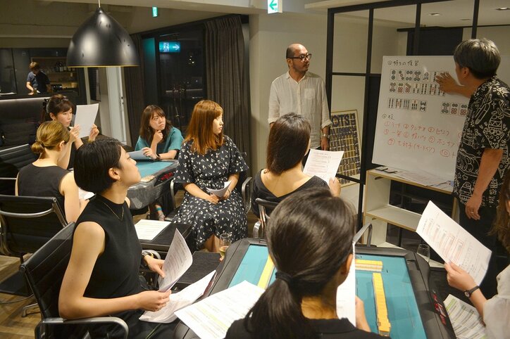 西麻布でおしゃれ女子がシャンパンとともに麻雀!? 主催者が「ビジネスに役立つ」と断言する麻雀女子コミュニティ「MAHCHAM」