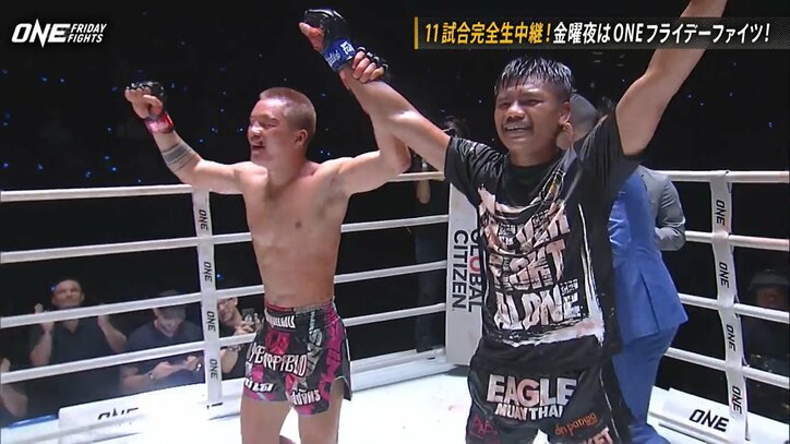 「唇裂けてるやん」衝撃の展開に「これ放送できるんすか…」RIZIN選手も困惑 レフェリーが思わず拍手を送った死闘 試合後のドラマに「泣きそう」「ベストバウト」反響相次ぐ