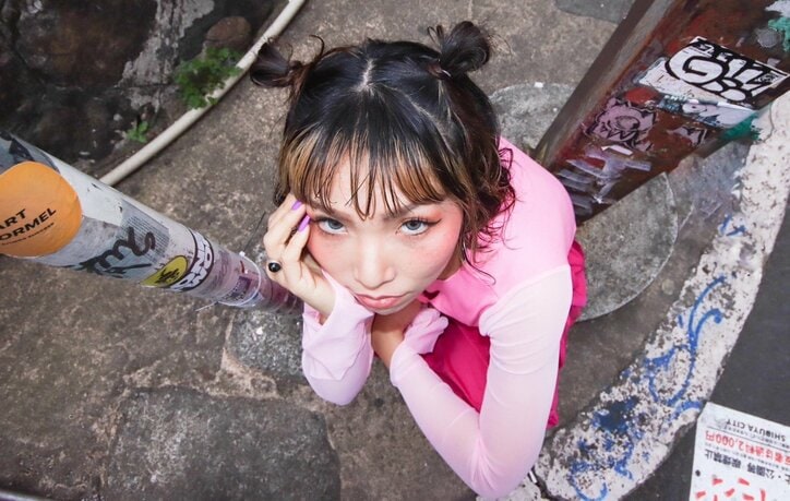 KEN THE 390主宰DREAM BOYに所属し活躍してきたYURIKA。YRKに改名してのファースト・シングル「24hrs」に続き、早くもセカンド・シングル『HIYA』を6/12(月)にドロップ!!