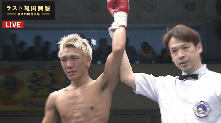 亀田京之介、涙のプロ初勝利！　2ラウンドTKOで快勝　屈辱の敗戦から4カ月