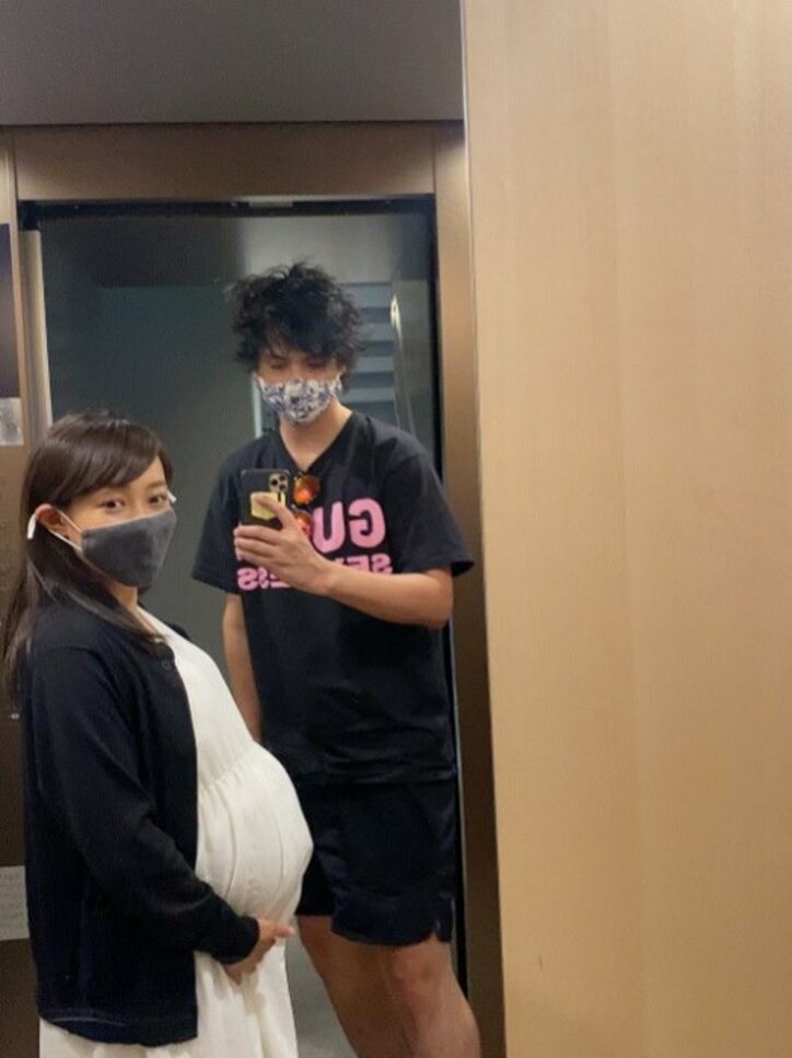 アレク、第2子妊娠中の妻・川崎希の大きなお腹を公開「もうすぐかな」