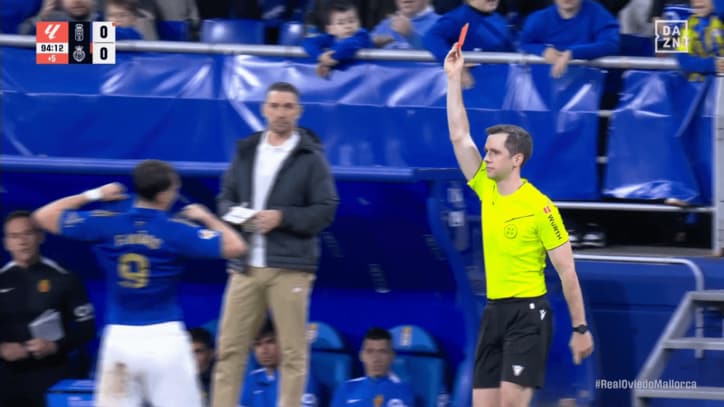 VAR確認を経てビニャスは退場処分に