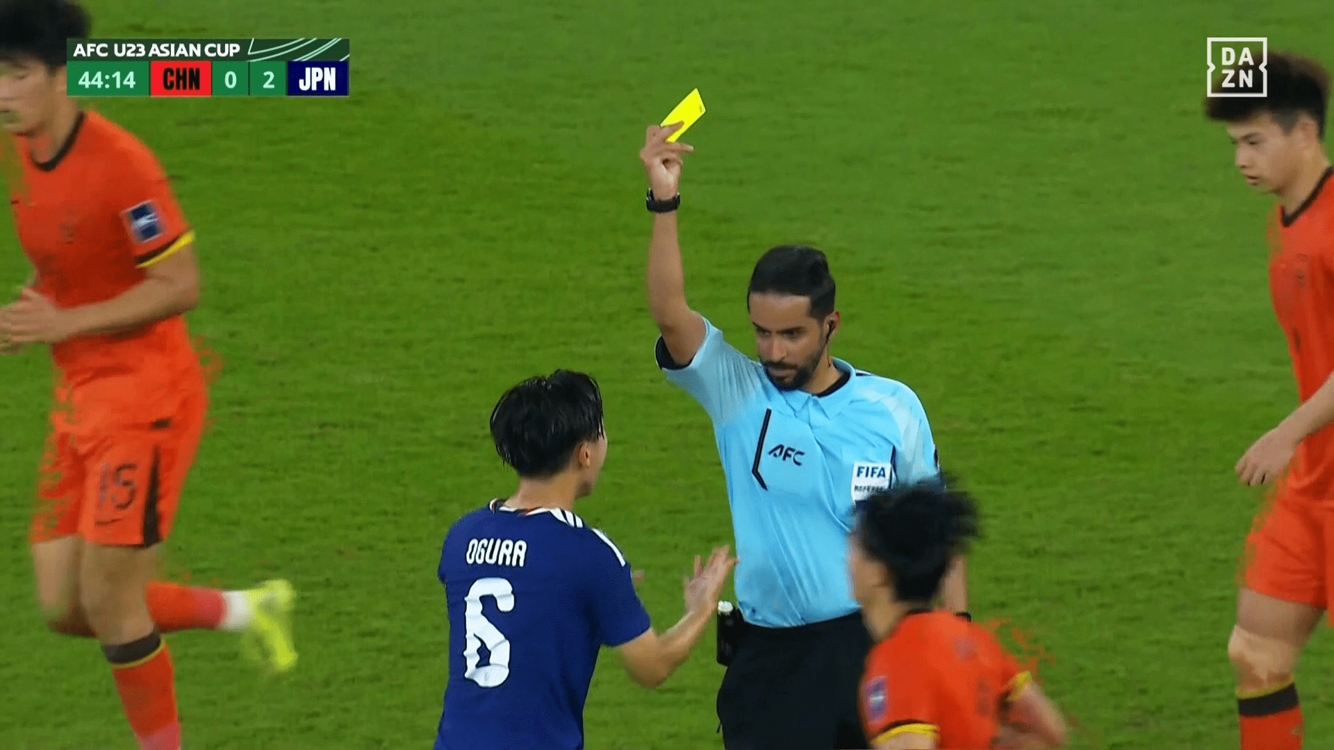 抗議した小倉にイエローカード