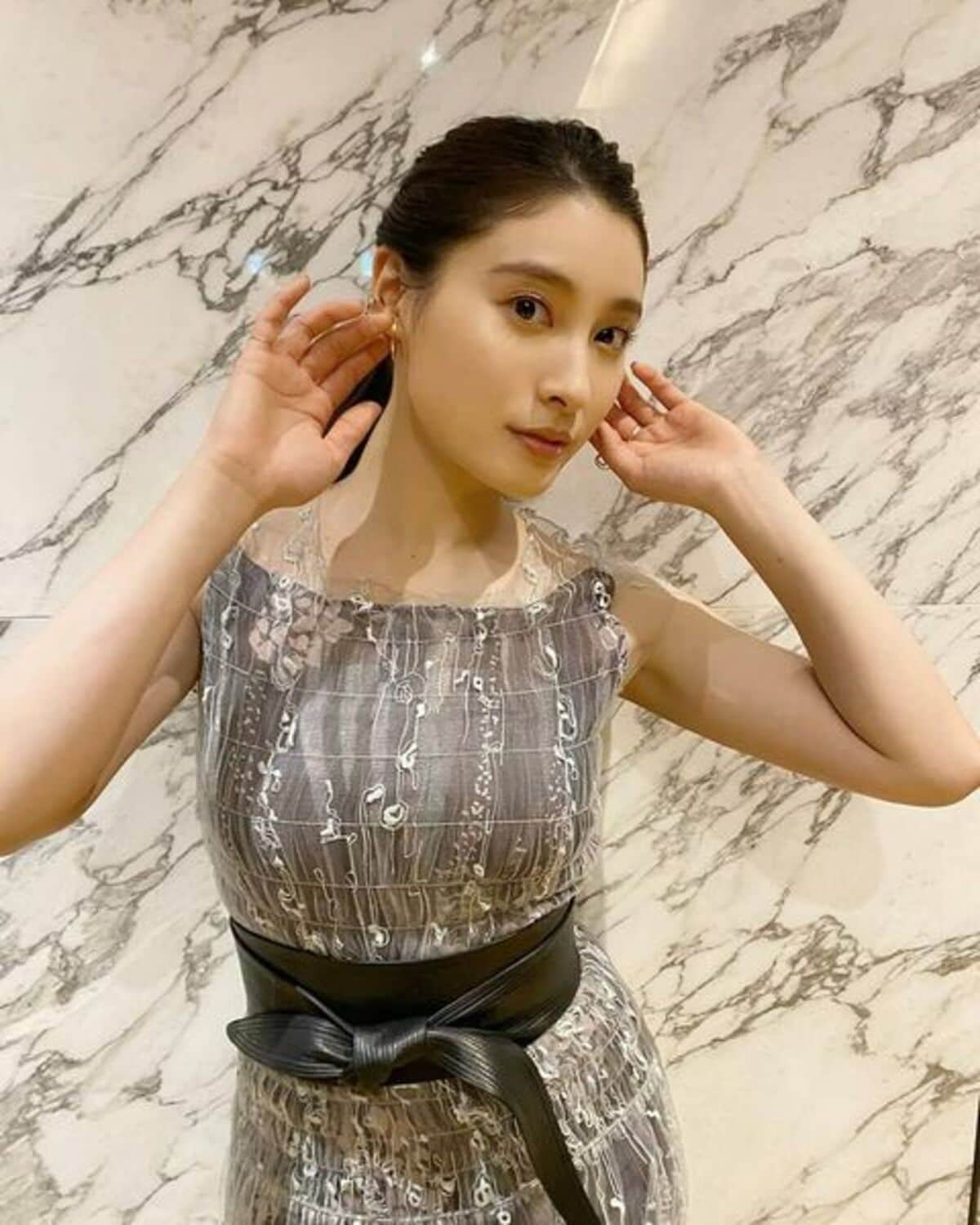 衝撃的可愛さ」「女神で天使」土屋太鳳、美しさただよう華やかなドレス