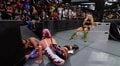 「野蛮すぎる」女子レスラーの“壁ドン”でバリケードが崩壊…衝撃タックルに味方も観客も「ドン引き」の一部始終