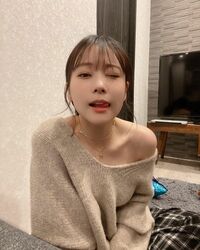 「デコルテ綺麗」「鎖骨、肩…艶っぽい」重盛さと美、お家でまったり肩出しショットにファン悶絶