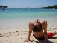 瀬戸利樹、浜辺で太陽浴びるセクシーショット披露「男らしい背中」「海が似合います」