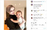 Matt、生後6ヵ月の赤ちゃんを抱く姿を披露しファンから絶賛「なんて神々しい」「絵画のよう」