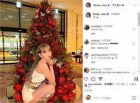 宮脇咲良の太ももが美しい大胆衣装ショットにファン歓喜 「ビジュに磨きかかりすぎ」「サンタなさくちゃん、最高に美しい」