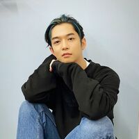 千葉雄大、“ブルー髪”のアンニュイな表情に「かっこよすぎて無理」「イケ散らかしてる」と絶賛の声