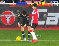 「まさかの日本語w」遠藤航vs菅原由勢の“ほっこりデュエル”が仲良しすぎる！「ファウルないでしょ」イングランドでじゃれ合い