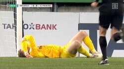 「堂安も心配そう」超近距離の強烈シュートを“魂の顔面セーブ” GK倒れ込みスタジアム騒然「大丈夫か？」「もろに…」