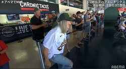 大谷翔平、ダブルプレーに「YES！！」と大絶叫 “キレキレ”の敵軍ファン女性が話題 「めっちゃ叫んでる」「母ちゃん大喜びｗ」