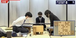 藤井聡太竜王VS佐藤天彦九段 形勢互角のまま夜戦へ／将棋・順位戦A級