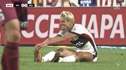 「大丈夫か？」鈴木優磨、突然座り込み→担架に乗って退場に「足攣るなんて珍しい」「守備負担大きかったもんな」ファンは心配の声