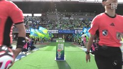 「どういうこと？」選手入場なのに誰も現れないまさかの珍事件！審判団だけのシュールな入場シーンに選手も動揺「どうする？」「誰もこないやん」