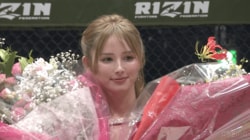 「まじか」RIZINアンバサダーのモデル美女が結婚を電撃発表！ ケージで“ド派手ドレス姿”サプライズ報告にファンから祝福の声「聞いてないぞ！」