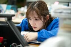 鈴木愛理がすっぴんズタボロADに!? ブラックに働く社畜姿に「髪ボサボサでも可愛いの何事」「すっぴん綺麗すぎん？」と反響