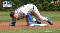 球場騒然！鈴木誠也の打席でアクシデント…カブス同僚の顔面にヘルメット直撃　塁上で動けなくなり“苦悶”