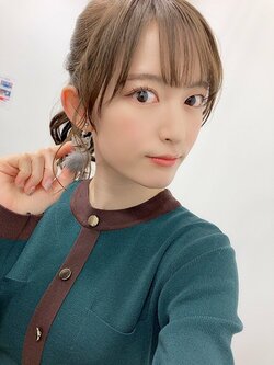 小松未可子、母の手作りイヤリングをつけた「声優と夜あそび」オフショットが大好評「素敵」「ははこし凄すぎ」