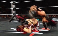 女子レスラー、怒涛の連続開脚…衝撃の丸め込み合戦“8連発” 激レア展開に「テクニカル合戦」「レフェリーも忙しい」ファン騒然